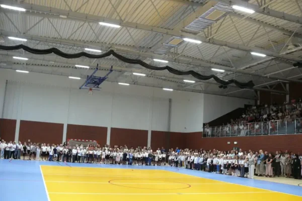 Wzruszające pożegnanie ósmoklasistów w Nowym Miasteczku
