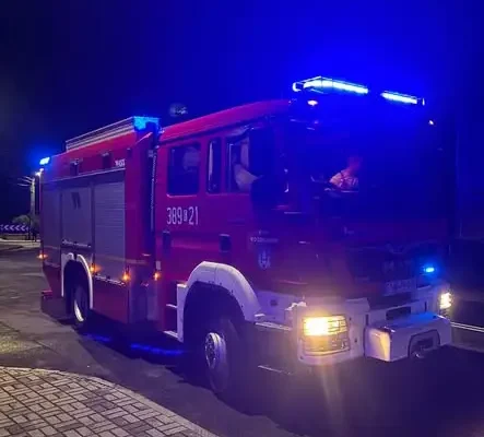 Plama na drodze wojewódzkiej w Kożuchowie – interwencja OSP