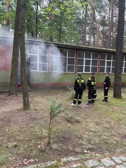 Młodzi strażacy z MDP podsumowują obóz survivalowy w Lubiatowie