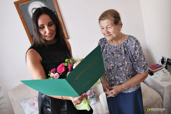 Pani Katarzyna z Kiełcza świętuje 90. urodziny. Wójt z życzeniami