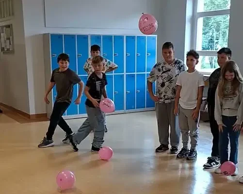 Lekcja wychowawcza w SP1: baloniki uczą współpracy