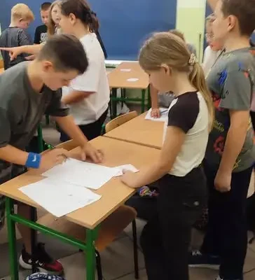 Matematyczni detektywi w klasie 4a – uczniowie rozwiązują szyfr i zdobywają szóstki
