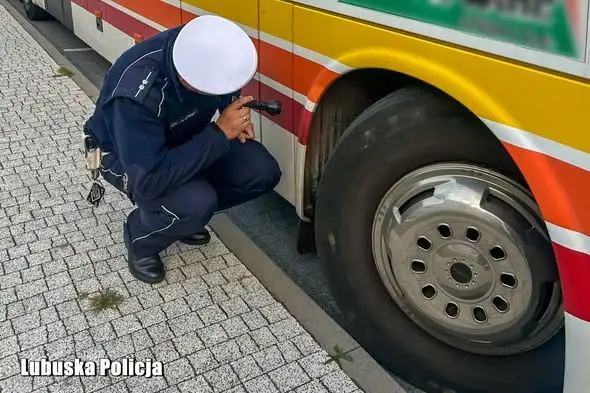 Nowosolska drogówka kontroluje autokary szkolne. Sprawdź, jak zgłosić wycieczkę