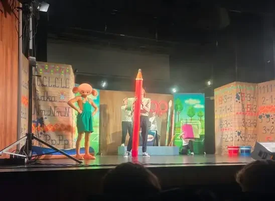 Uczniowie z Kożuchowa na teatralnej wyprawie z Plastusiem