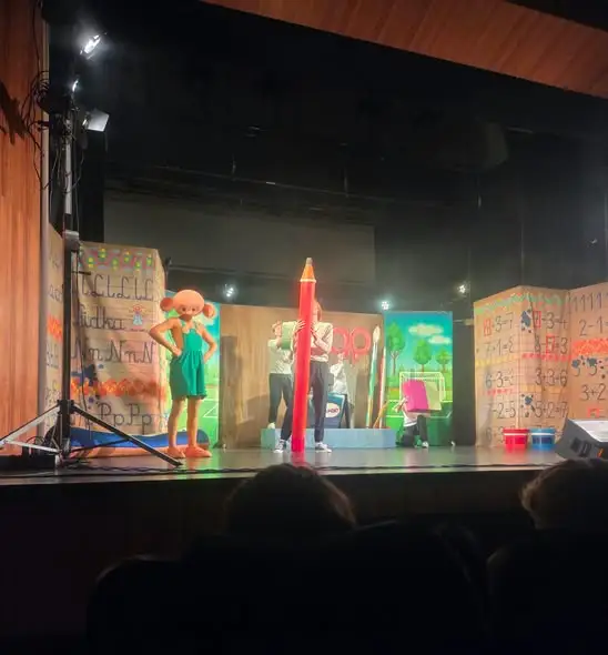 Uczniowie z Kożuchowa na teatralnej wyprawie z Plastusiem