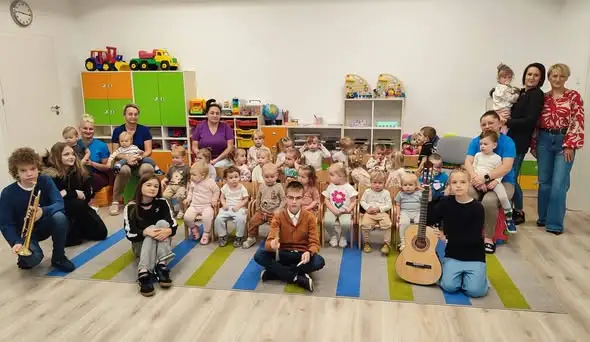 Muzyczne powitanie jesieni w żłobku w Tyniu