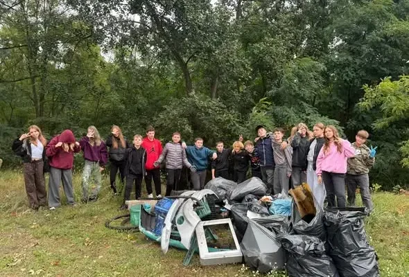 Uczniowie klasy 6b posprzątali lasek. Zebrali 20 worków śmieci