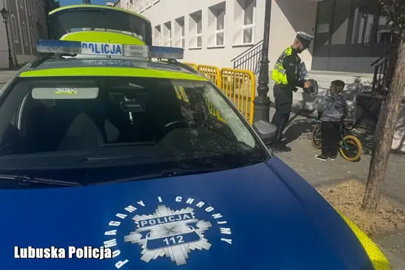 Nowosolscy policjanci rozdawali dzieciom kaski ochronne