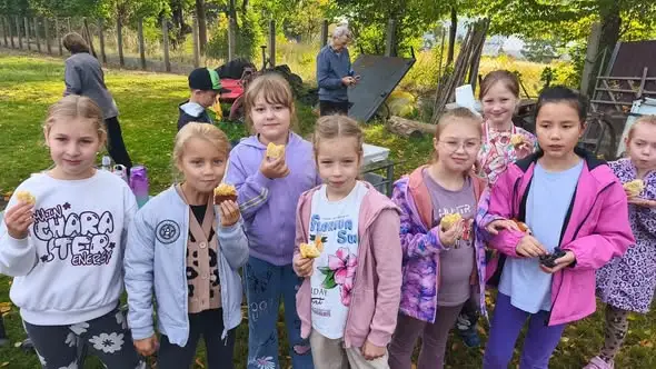 Jesienna lekcja przyrody w niezwykłym ogrodzie – klasa 2c z wizytą u Babci i Dziadka