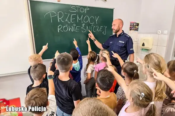 Nowosolscy policjanci uczą dzieci, jak nie dać się hejtowi w sieci