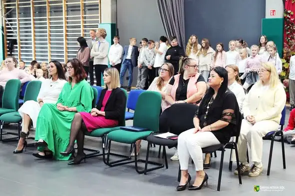 Dzień Edukacji Narodowej w Lubieszowie. Wójt Gminy Nowa Sól podziękowała nauczycielom