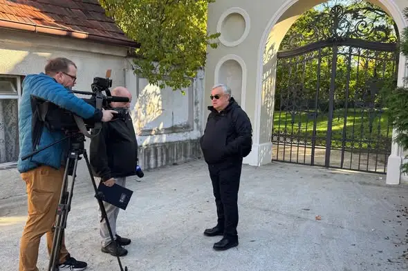 Zabytkowa furta i tablica w Siedlisku odzyskały blask po konserwacji