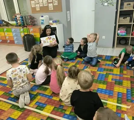 Magiczna walizka pełna opowieści – biblioteka w Siedlisku odwiedziła przedszkolaków