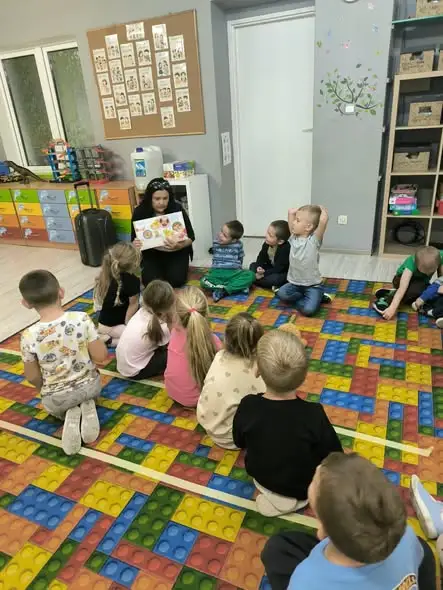 Magiczna walizka pełna opowieści – biblioteka w Siedlisku odwiedziła przedszkolaków