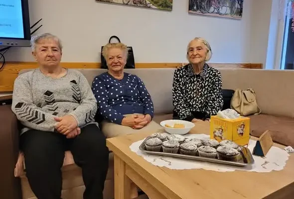 Młodzież z Nowej Soli z wizytą u seniorów – fryzury i słodkości na Europejski Dzień Seniora