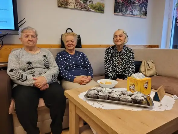 Młodzież z Nowej Soli z wizytą u seniorów – fryzury i słodkości na Europejski Dzień Seniora