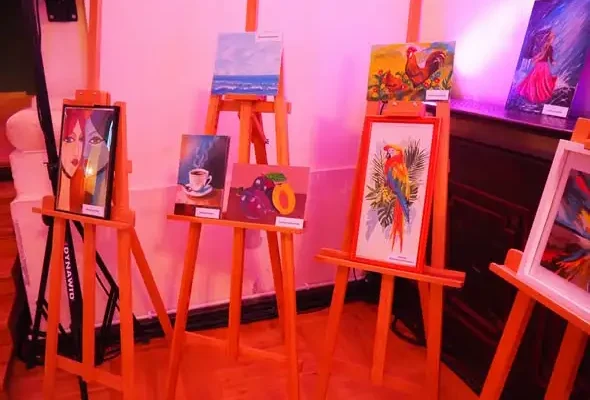 Obrazy seniorek z Kożuchowa na wystawie w sali regionalnej