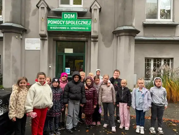 Międzypokoleniowe spotkanie w Kożuchowie: uczniowie z wizytą u seniorów